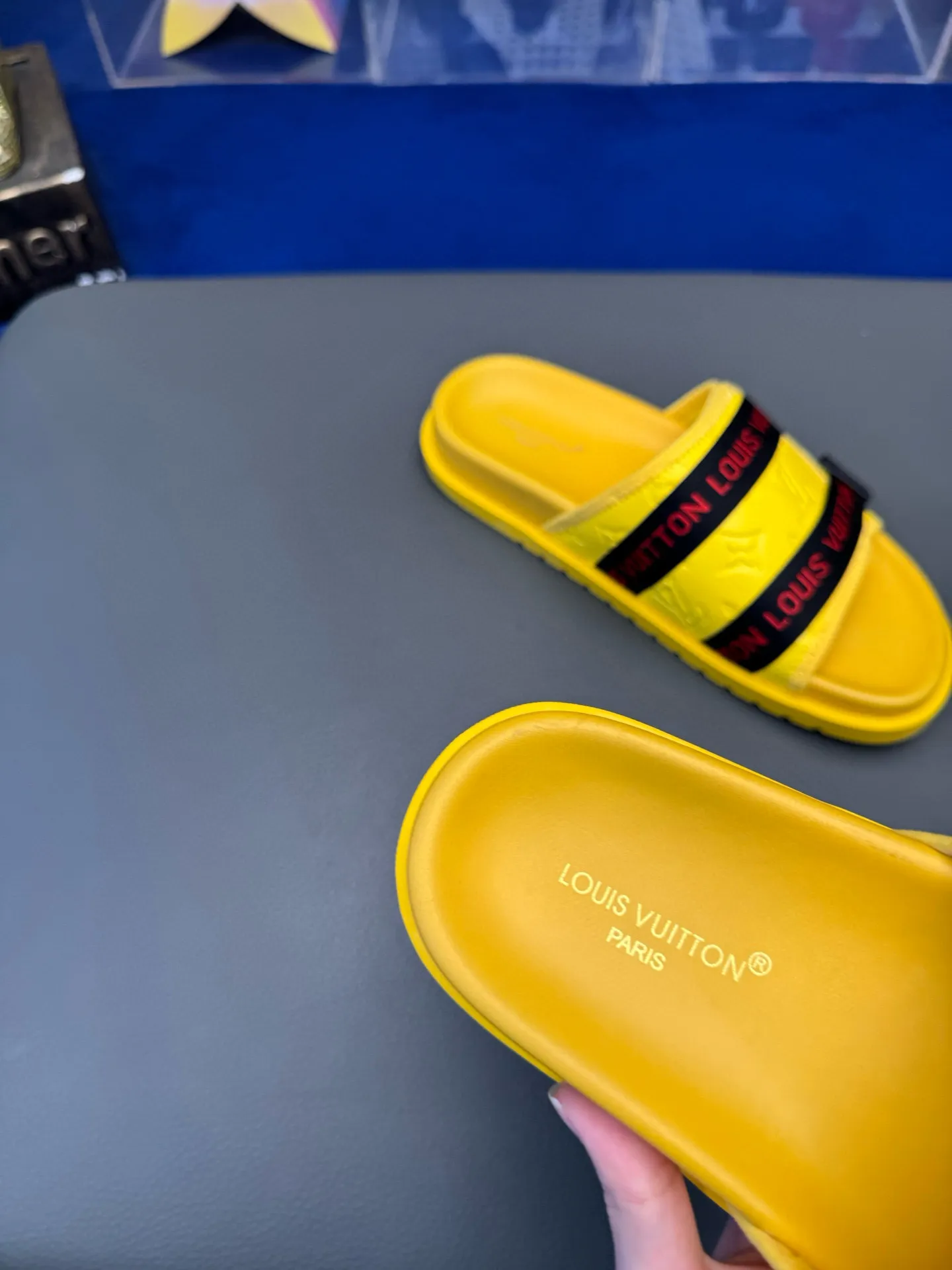 [L Home] P: 340💰Size: 38-45 Top purchasing lv men's summer slippers, classic presbyopia with soft real leather lining, unique color splicing effect, distinctive personality, fashionable and trendy essential style, light and comfortable. Lightweight and tough rubber insole, micro ridged foam outsole, super comfortable!